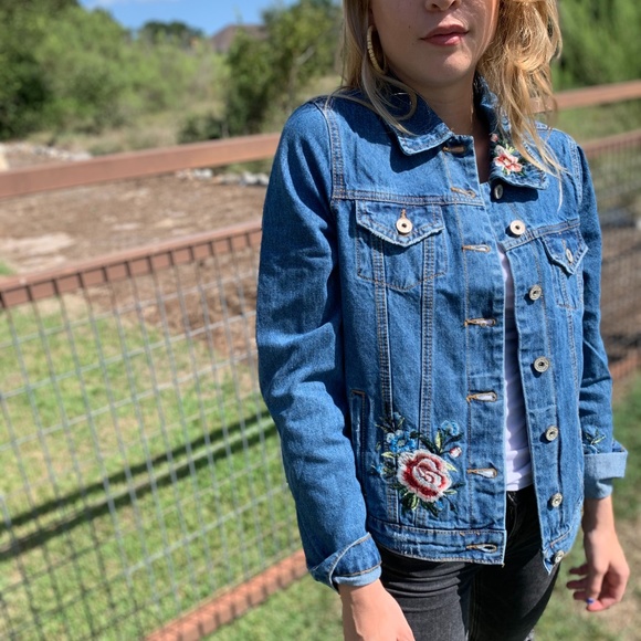 NWT Floral Embroidered Distressed Jean Jacket - Picture 9 of 9